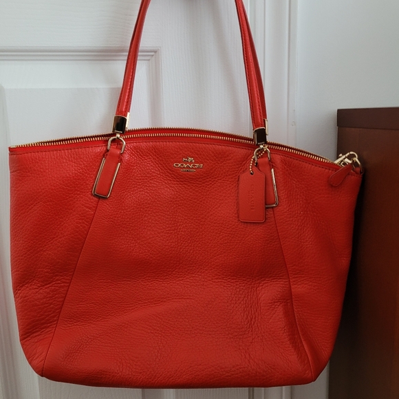 COACH WOMAN BRAND NEW LEATHER RED BAG WITH GOLD ZIPPER , SIZE MEDIUM - Picture 1 of 5